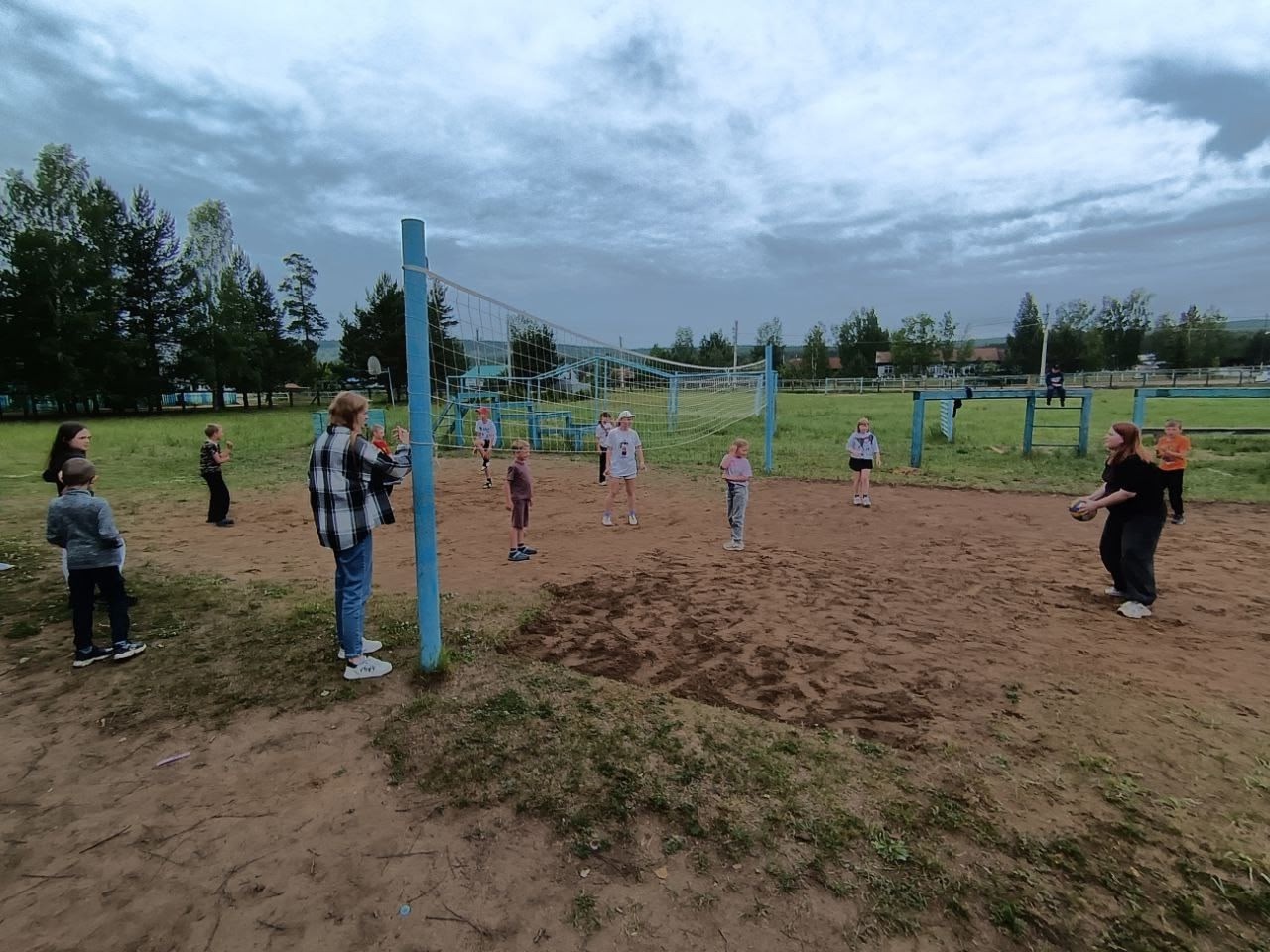 Соревнования по пионерболу.